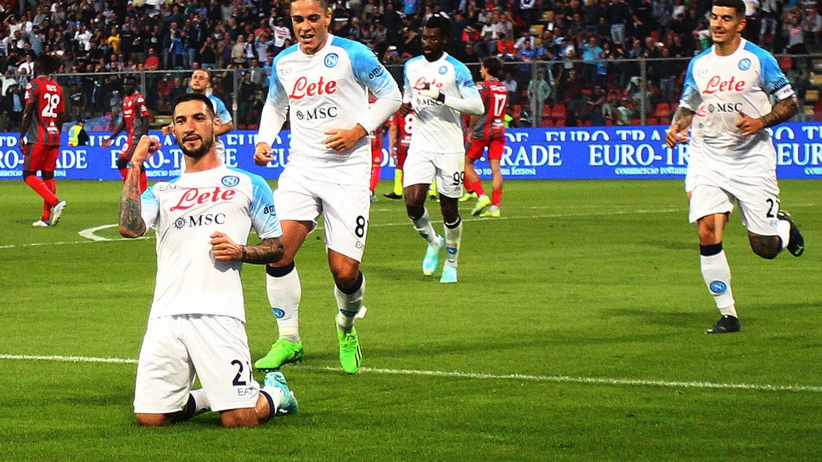 Napoli schlägt Cremonese 4:0 und verzögert Inter Mailands Meisterfeier