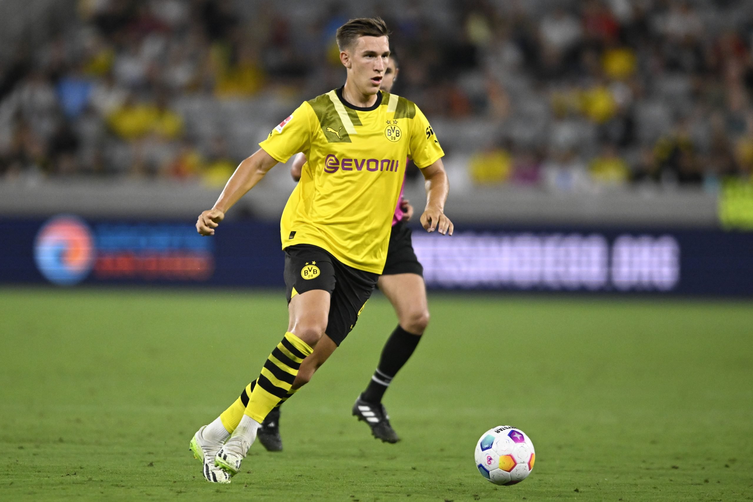 Borussia Dortmund face pivotal contract decision on Schlotterbeck