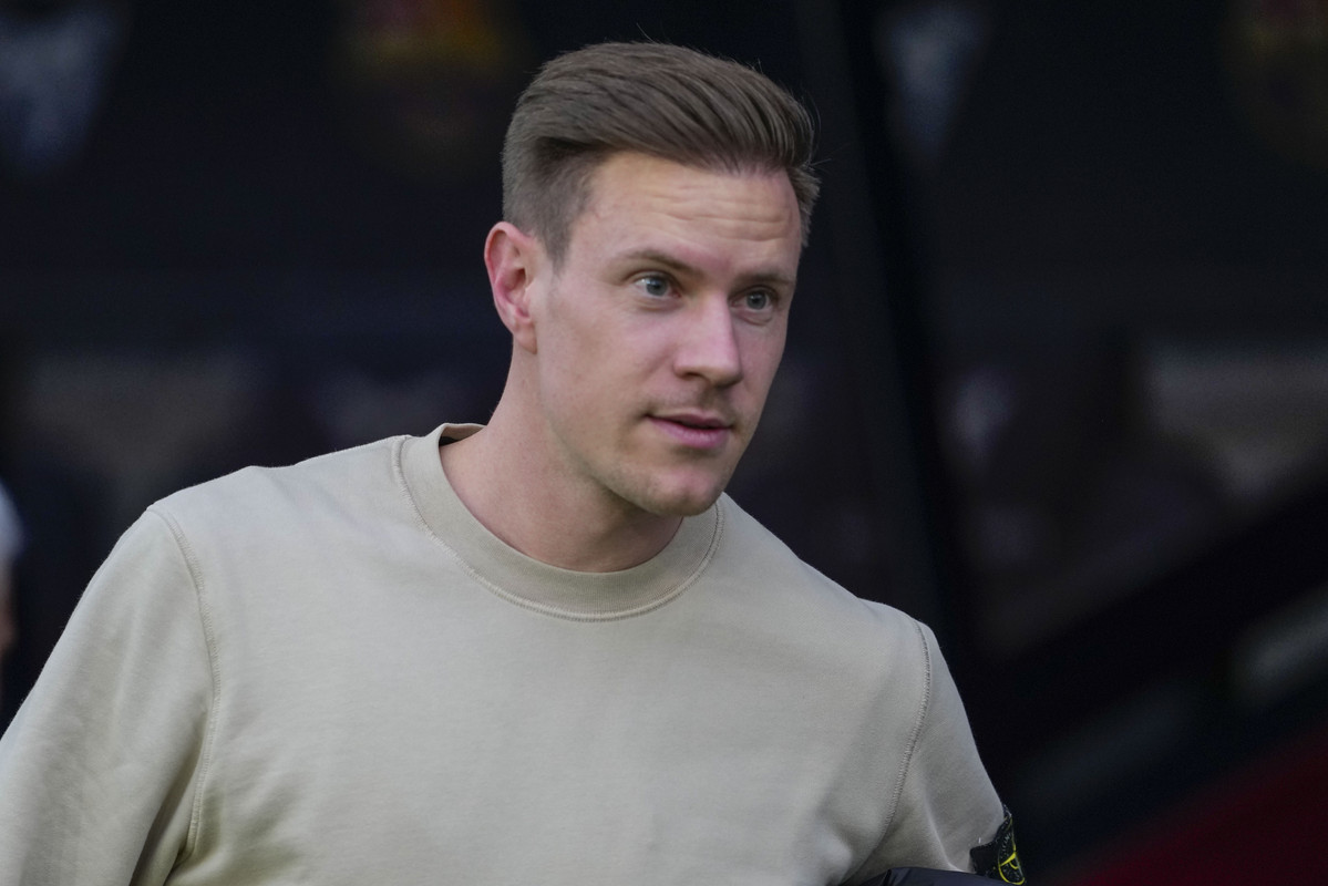 Deco casts doubt on long-term Barcelona future