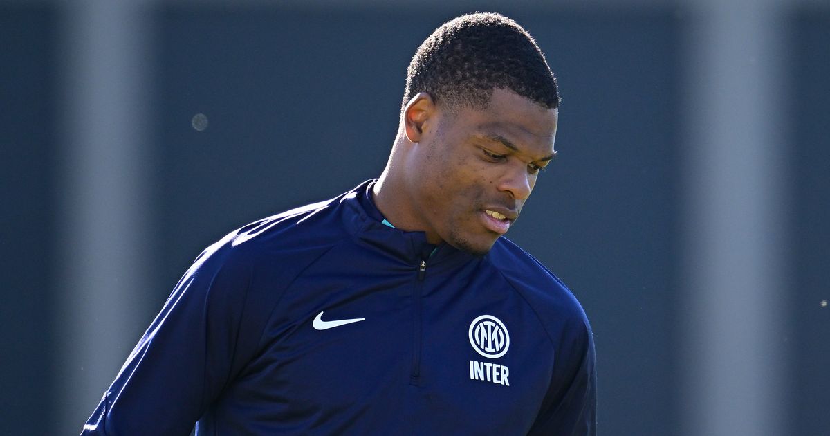 Manchester United and Liverpool Battle for Dumfries as Sancho Exit Looms