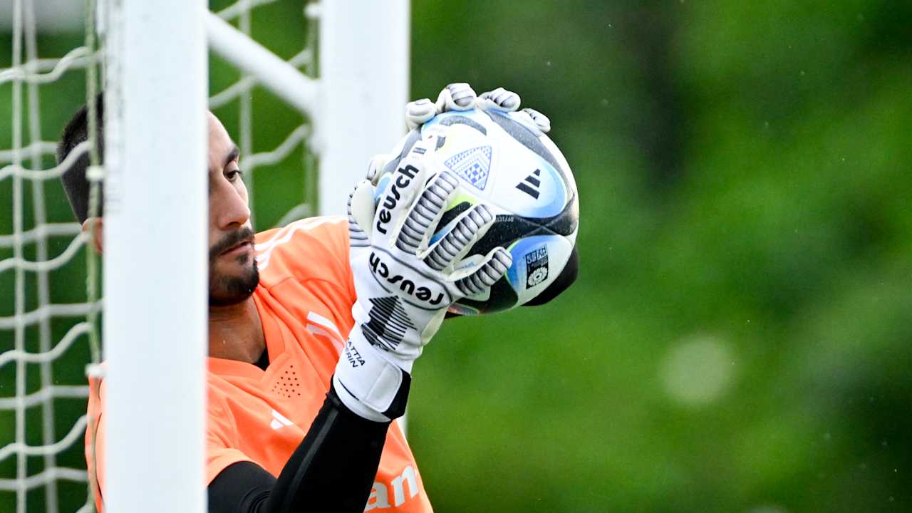 Mattia Perin details 'crazy' winning culture and pressure at Juventus