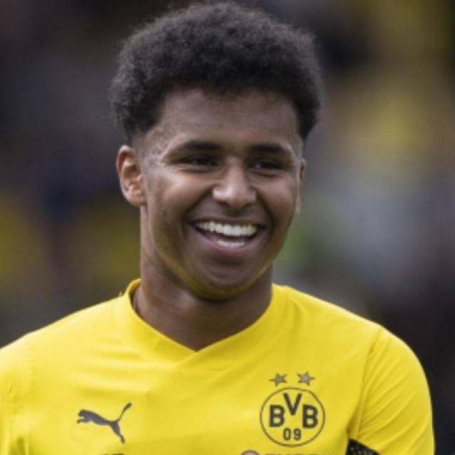 Borussia Dortmund secure dramatic late victory over Stuttgart