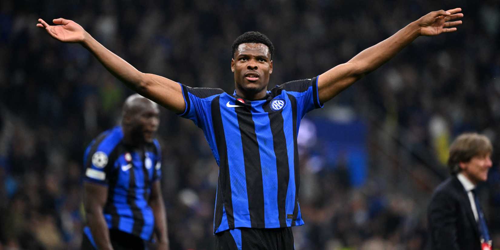 El Liverpool sigue interesado en Denzel Dumfries, con la admiración de Slot como factor clave