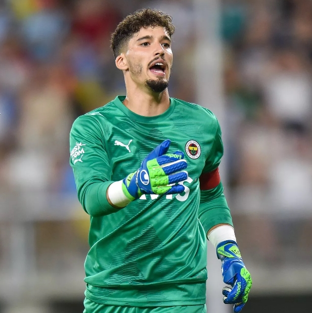 Altay Bayindir, portiere del Manchester United, si accorda con il Besiktas