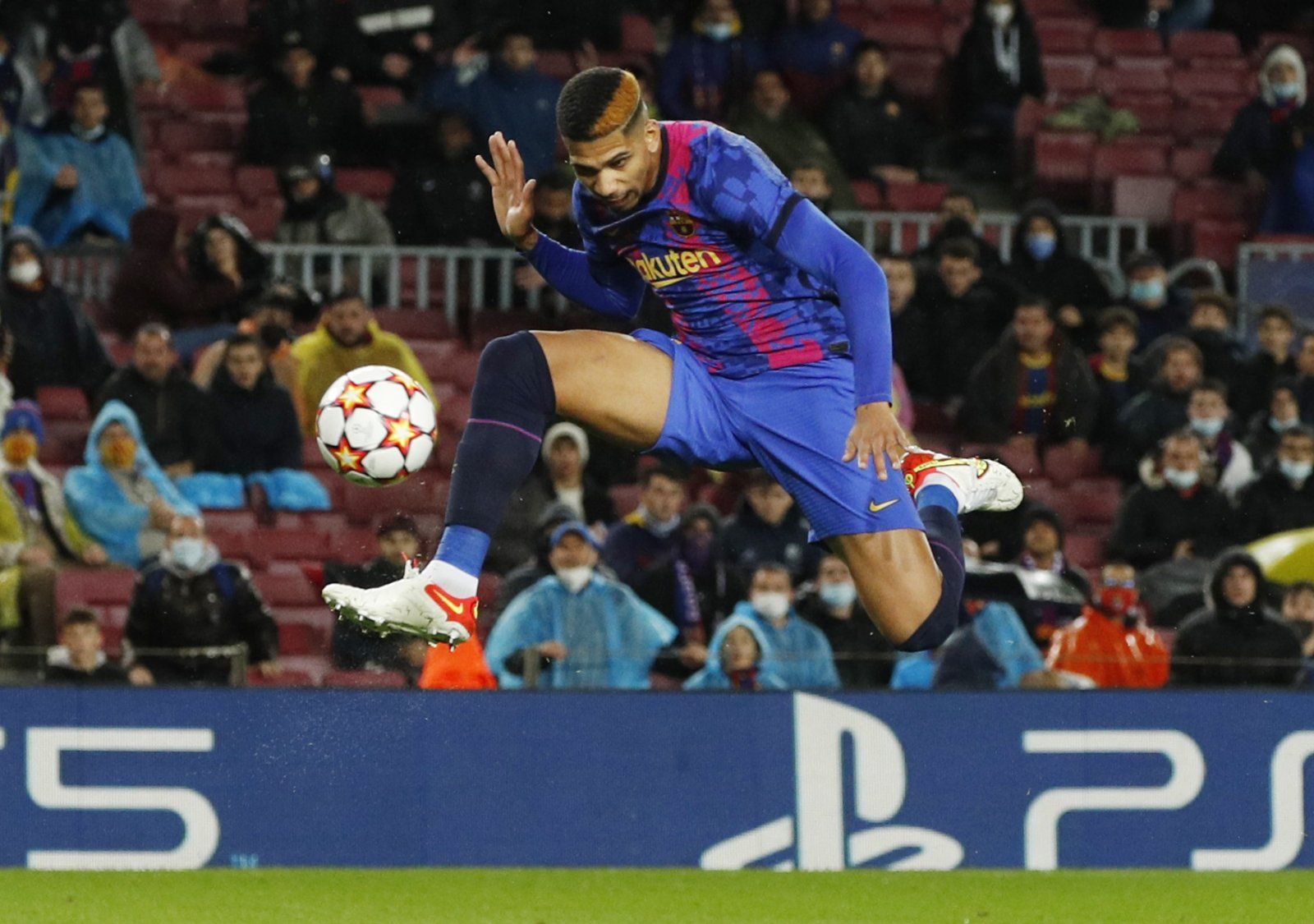 Ronald Araujo determined to stay at Barcelona amid Liverpool links
