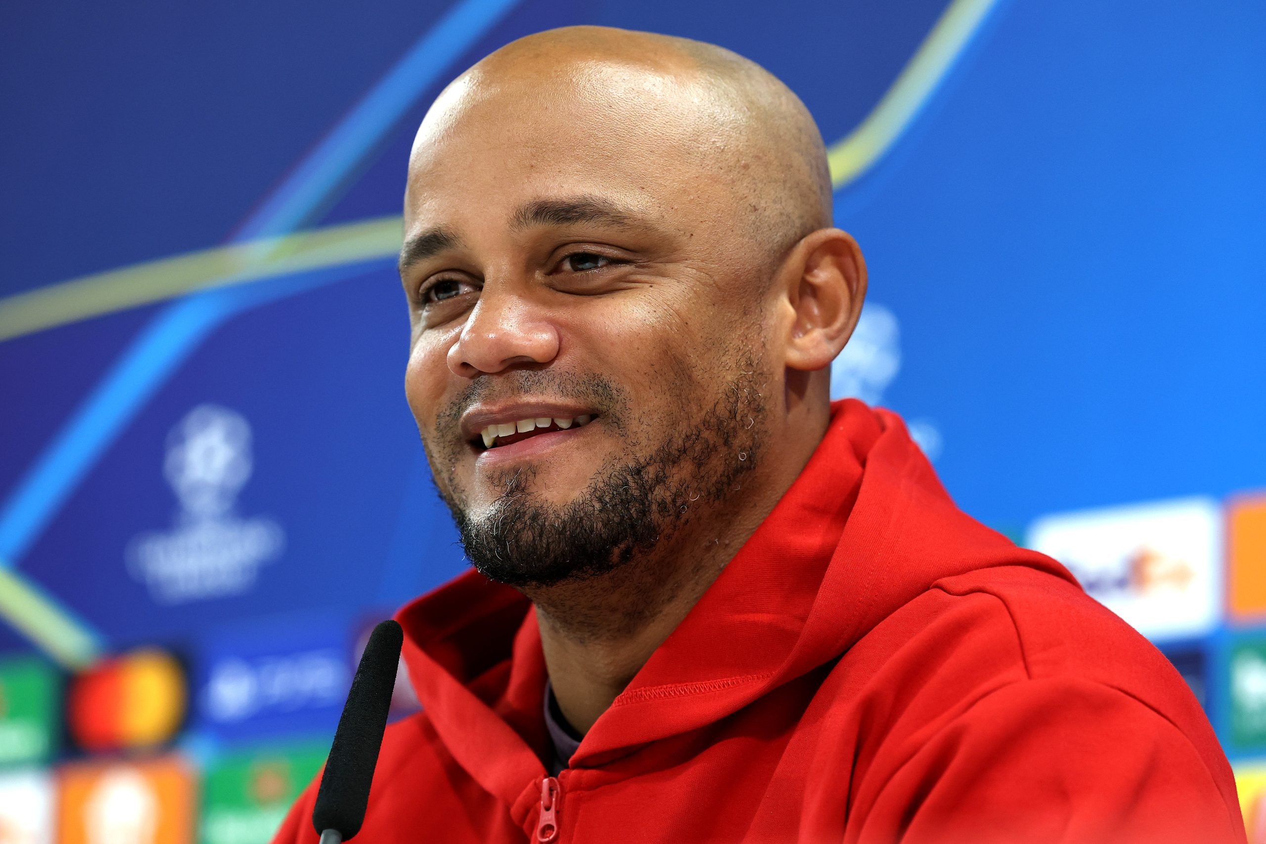 Vincent Kompany aislado del equipo del Bayern para el partido de Champions contra el PSG