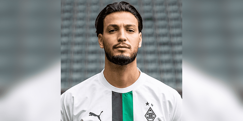 Bensebaini vuelve a la titularidad del Dortmund en medio de especulaciones sobre su traspaso