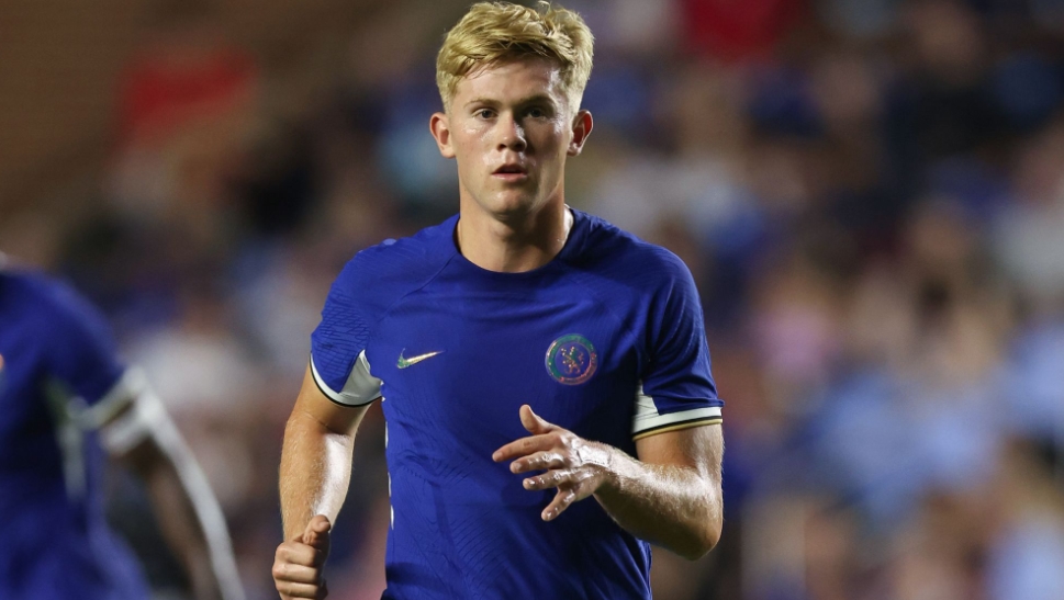 Arsenal y Chelsea Lideran la Carrera por Lewis Hall del Newcastle