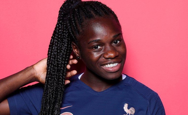 Griedge Mbock escortée hors du terrain par la sécurité lors de la victoire du PSG en Coupe