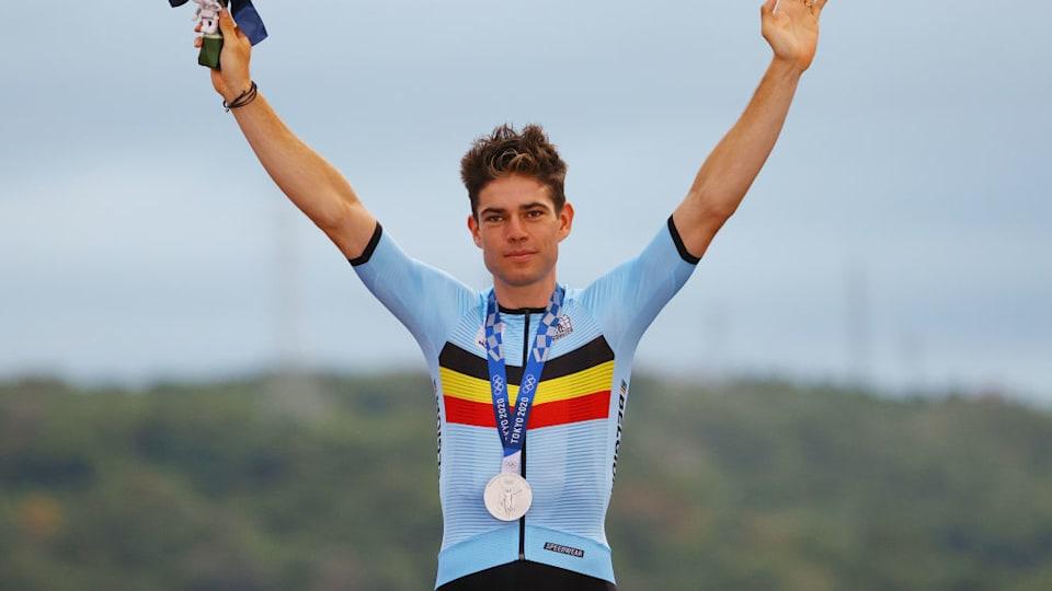 I tifosi del KV Mechelen festeggiano la vittoria di Wout Van Aert alla Parigi-Roubaix nello stadio