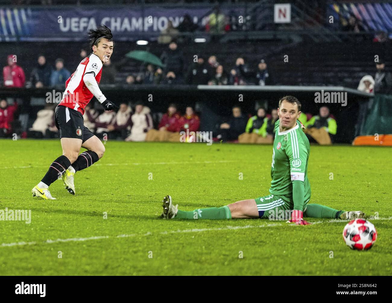 Tottenham et Leeds suivent de près l'attaquant du Feyenoord, Ayase Ueda