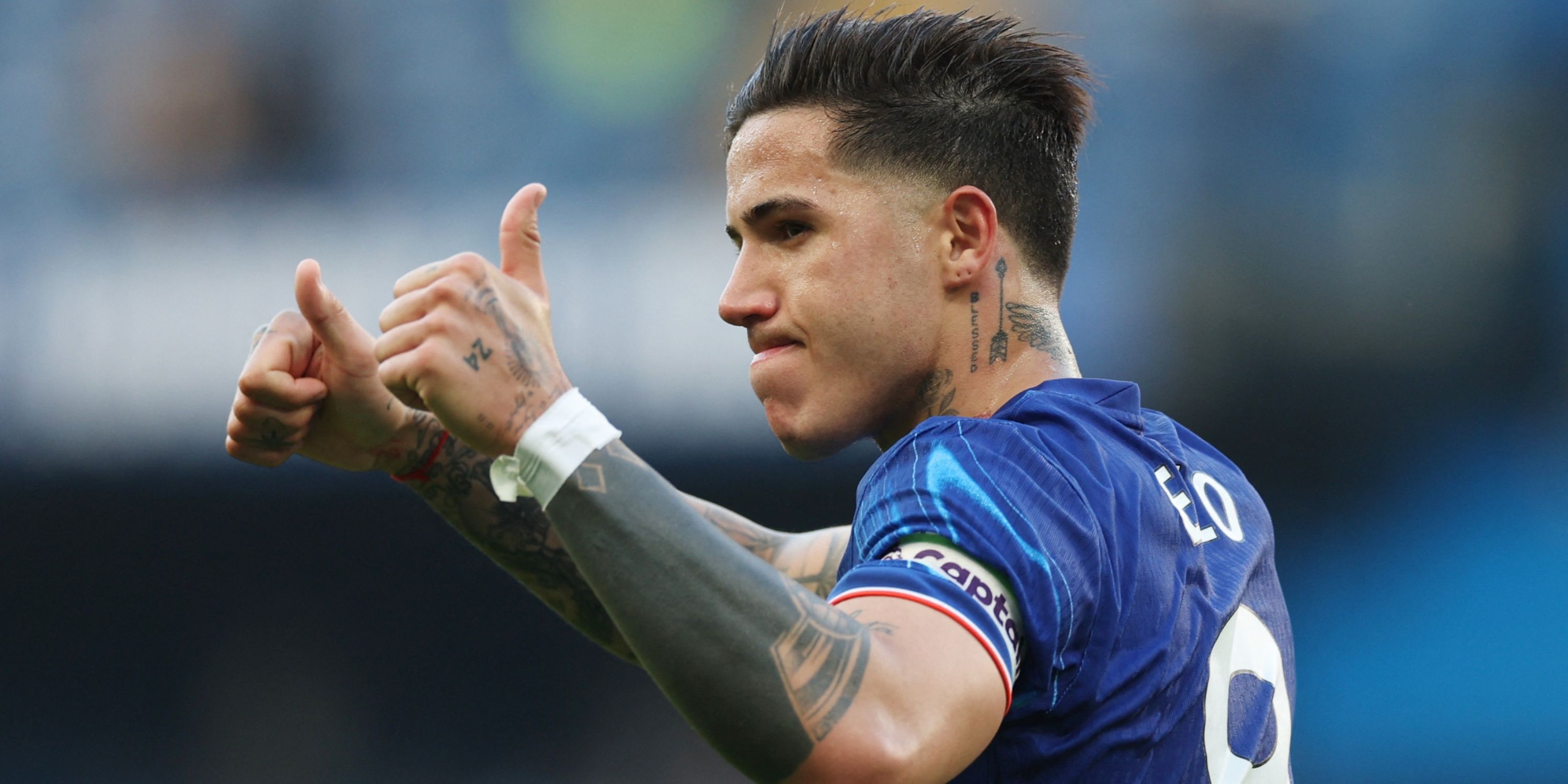 Il Chelsea disciplina Enzo Fernández, ma Rosenior difende il ruolo da capitano