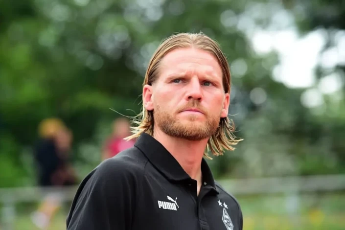Borussia Mönchengladbach coach Eugen Polanski under pressure despite contract