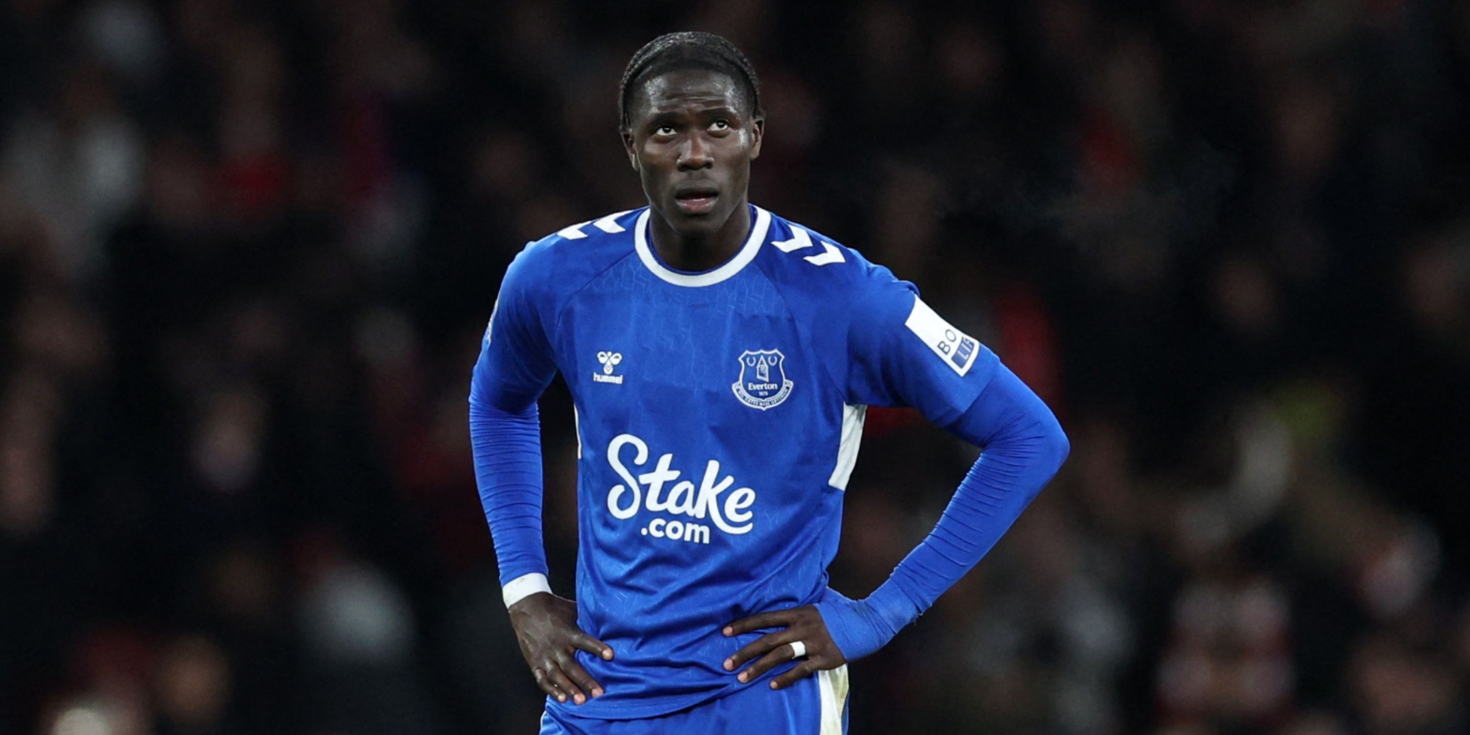 Amadou Onana demuestra clase respondiendo al abuso de un aficionado durante un partido de la Premier League