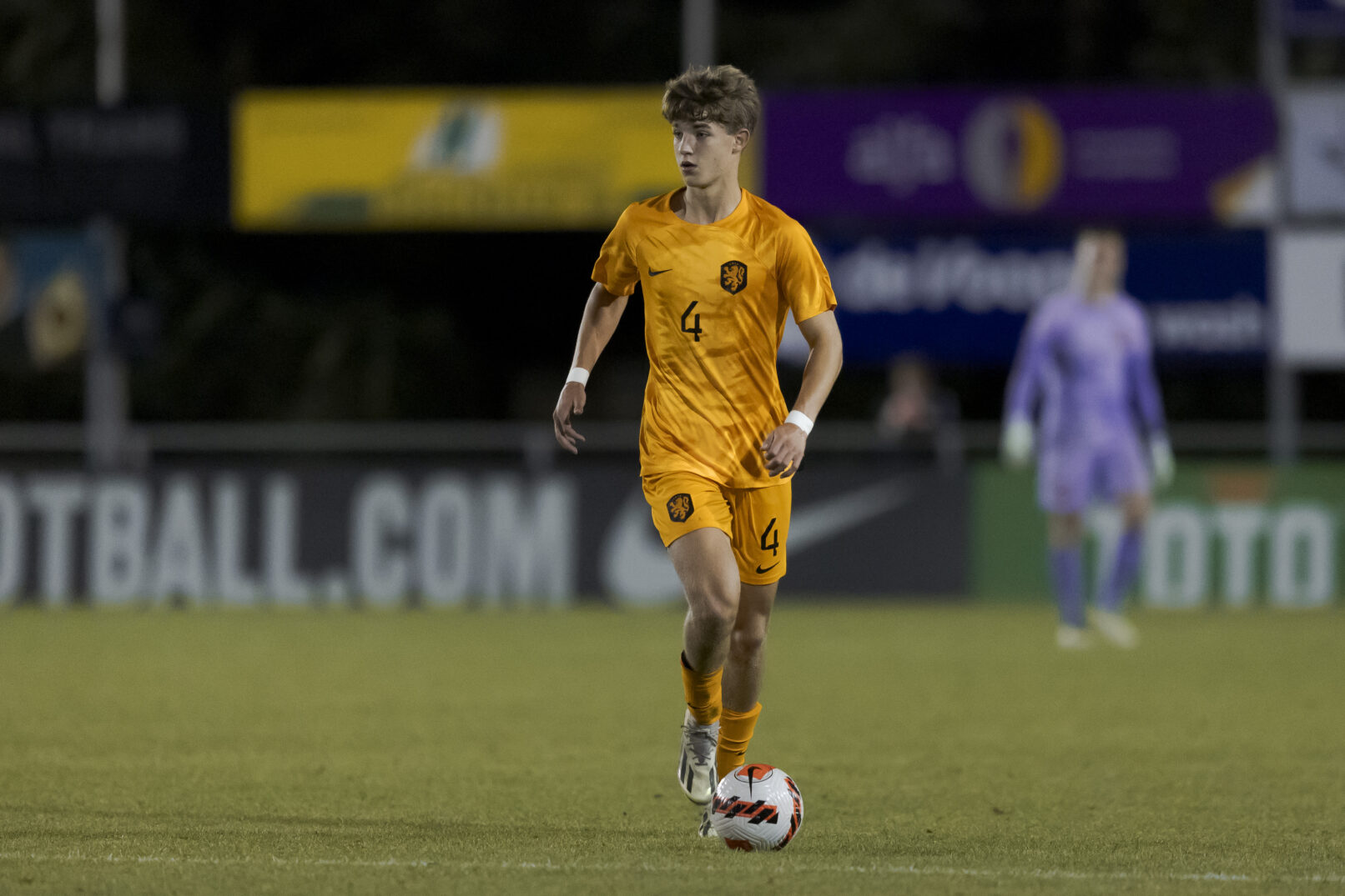 Barcelona pause pursuit of Twente defender Ruud Nijstad